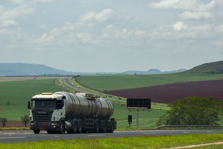 Pneus de alta performance garantem segurança e eficiência nas desafiadoras estradas brasileiras.